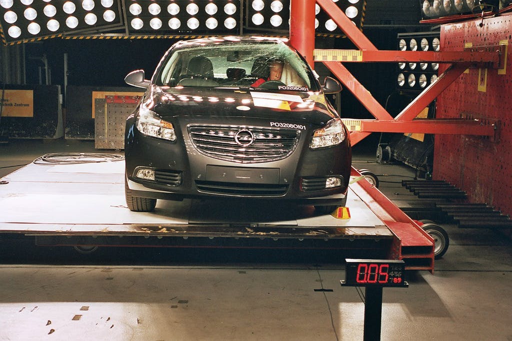 Opel Insignia (2012-onward) pole test at 29km/h