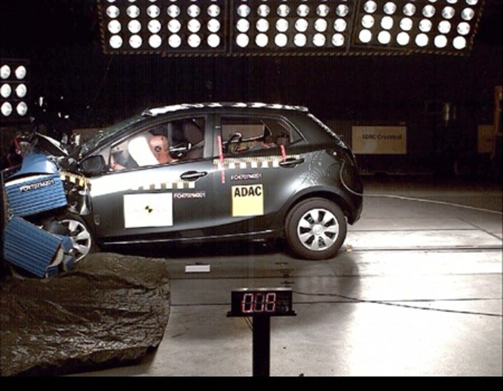 Mazda 2 (October 2011-October 2014) frontal offset test at 64km/h