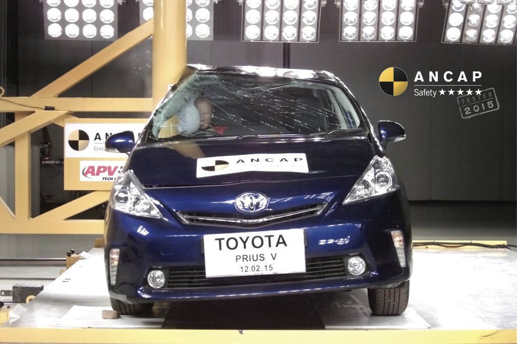 Toyota Prius V (2012-onwards) pole test at 29km/h
