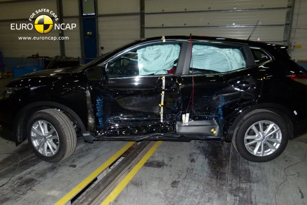 Nissan Qashqai (Jul 2014 – Nov 2017) side impact test at 50km/h
