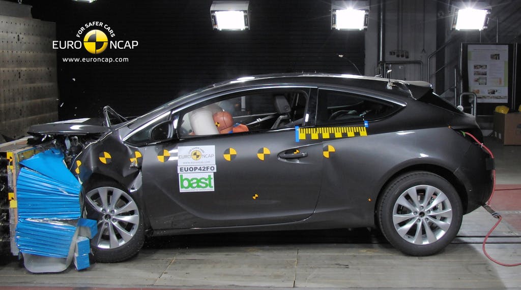 Opel Astra GTC (2012-2014) frontal offset test at 64km/h