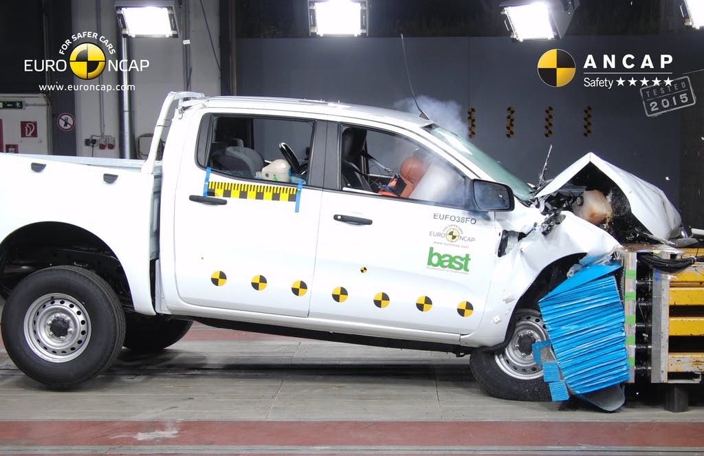 Ford Ranger (September 2015 - onwards) frontal offset test at 64km/h