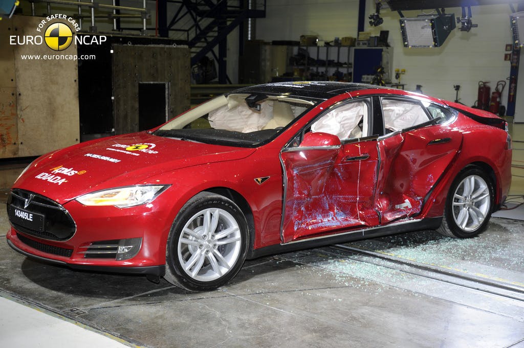 Tesla Model S (Sep 2014 – onwards) side impact test at 50km/h