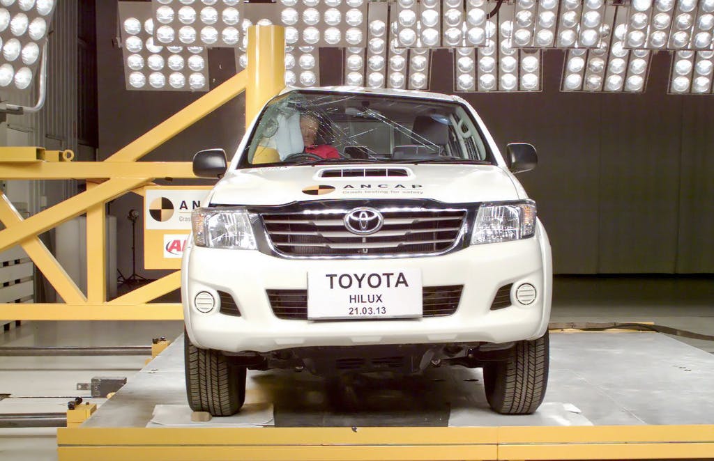 Toyota Hilux 4x4 dual cab (November 2013-onward) pole test at 29km/h