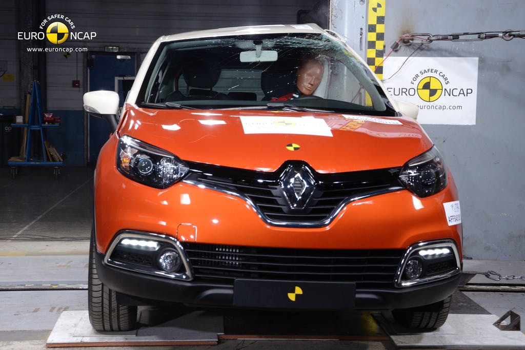 Renault Captur (2015 – Oct 2020) pole test at 29km/h