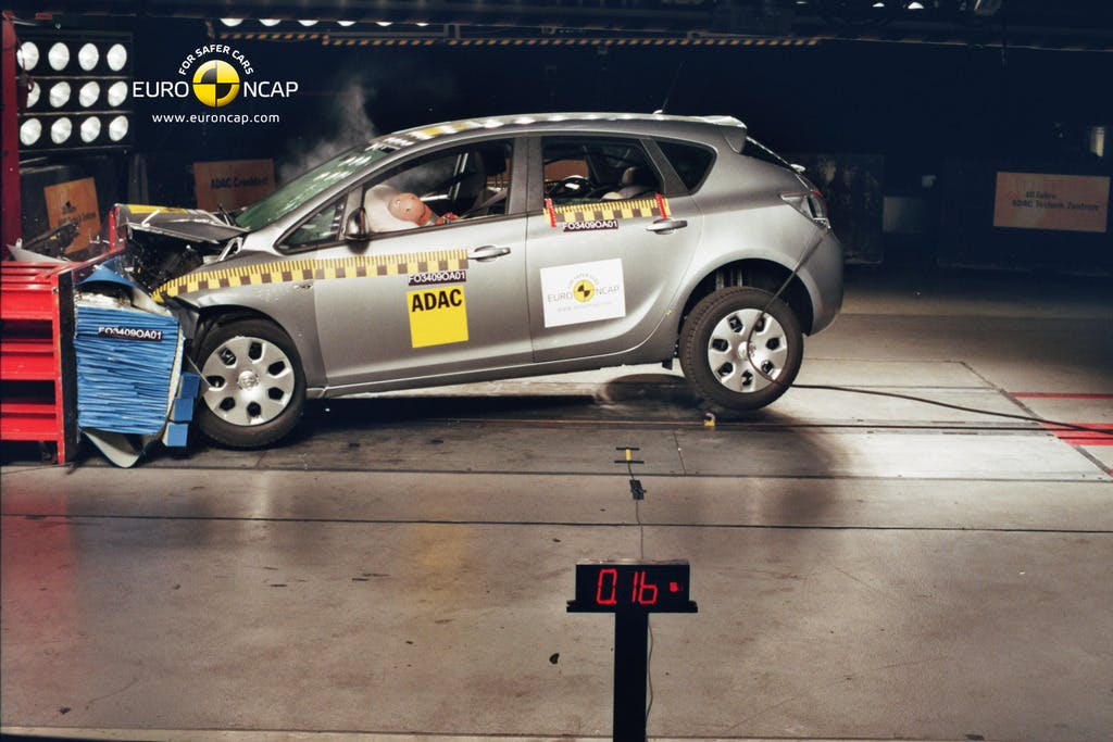 Opel Astra (2012-2014) frontal offset test at 64km/h