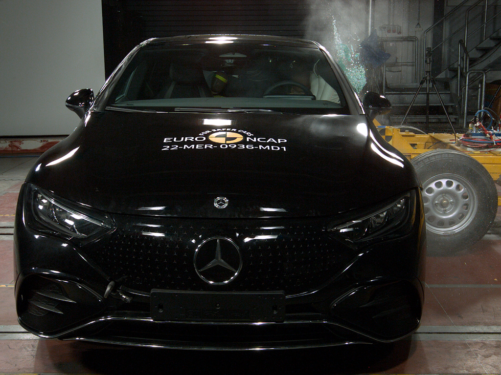Mercedes-Benz EQE (Feb 2023 – onwards) - side impact test at 60km/h