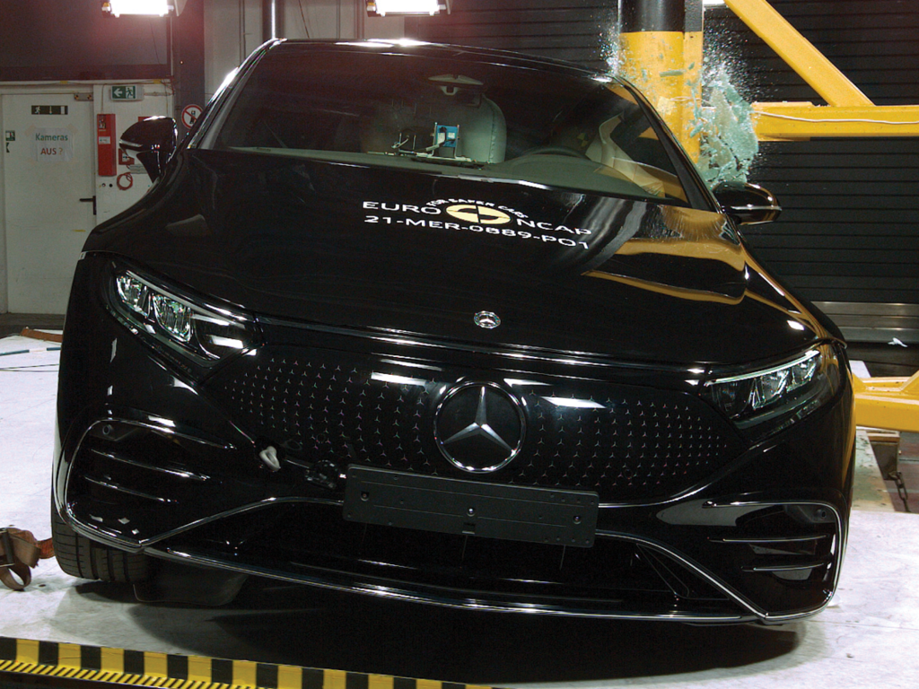 Mercedes-Benz EQS (Aug 2023 – onwards) - oblique pole test at 32km/h