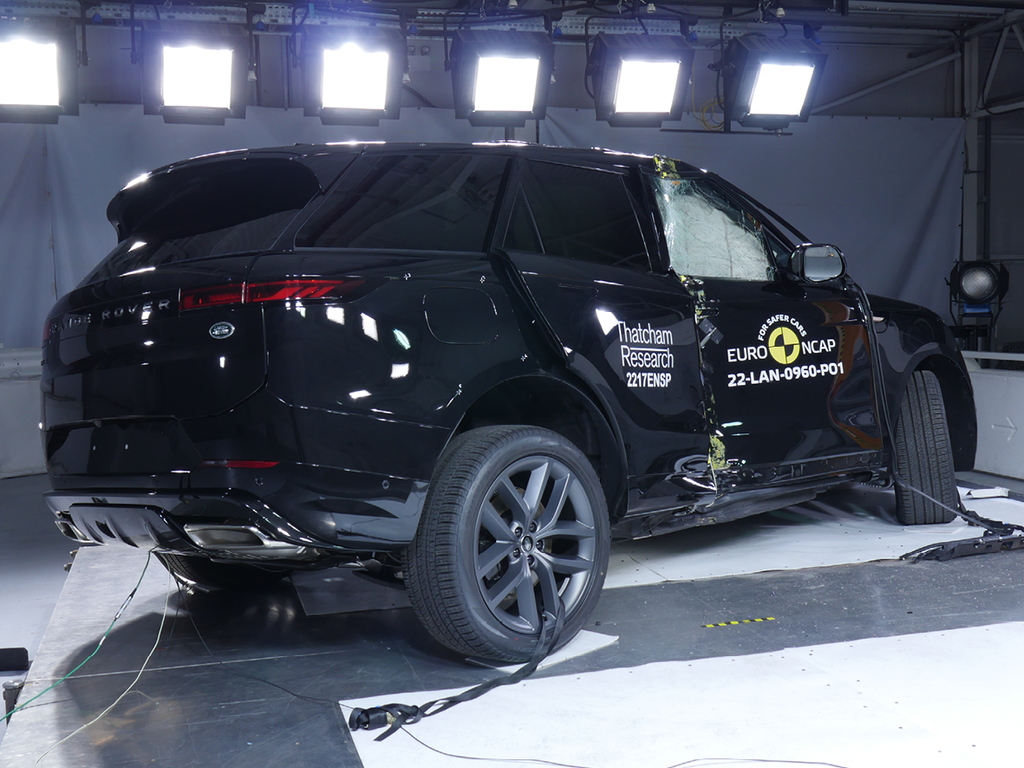 Land Rover Range Rover Sport (Sep 2022 – onwards) - oblique pole test at 32km/h