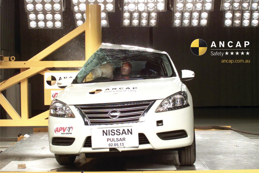 Nissan Pulsar sedan (2013-2017) pole test at 29km/h