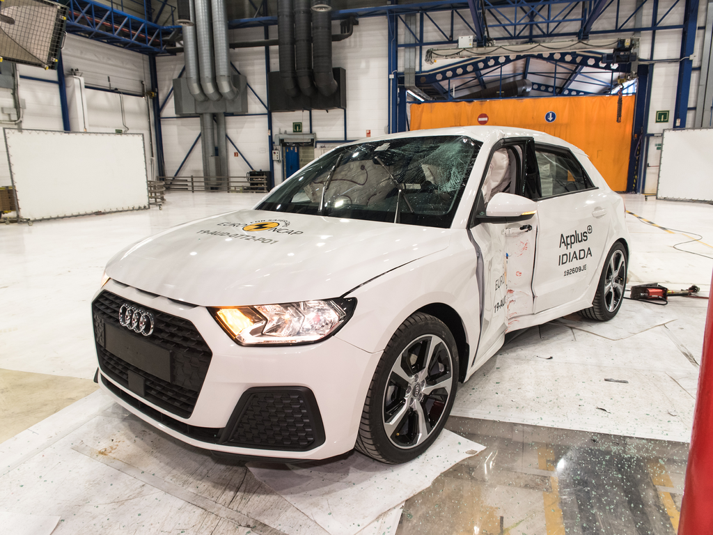 Audi A1 (Nov 2019 – onwards) oblique pole test at 32km/h
