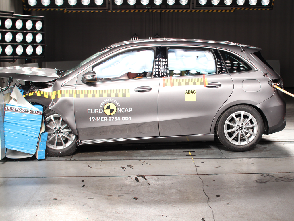 Mercedes-Benz B-Class (May 2019 – onwards) frontal offset test at 64km/h