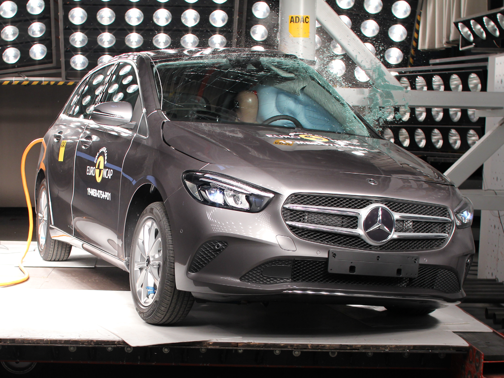 Mercedes-Benz B-Class (May 2019 – onwards) oblique pole test at 32km/h