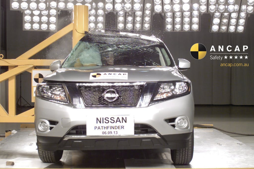 Nissan Pathfinder (2013-onwards) pole test at 29km/h