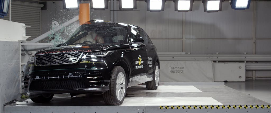Land Rover Range Rover Velar (Sep 2017 – onwards) oblique pole test at 32km/h