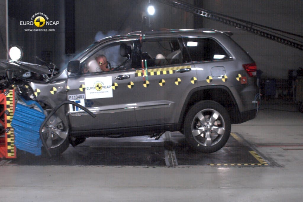 Jeep Grand Cherokee (2011-2013) frontal offset test at 64km/h