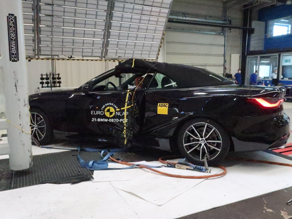 BMW 4 Series (Mar 2021 – onwards) oblique pole test at 32km/h