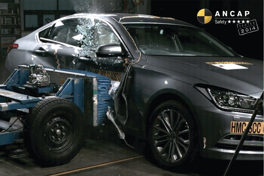 Hyundai Genesis (November 2014 - onward) side impact test at 50km/h