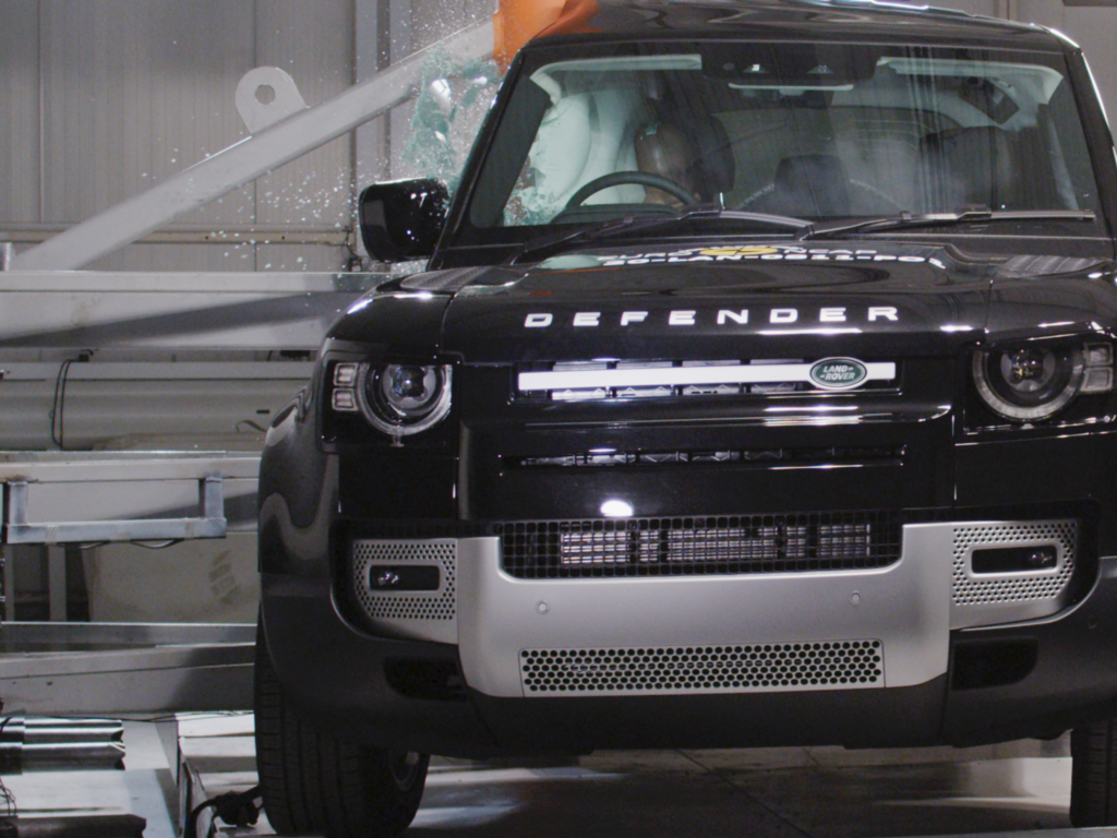 Land Rover Defender (Aug 2020 – onwards) oblique pole test at 32km/h