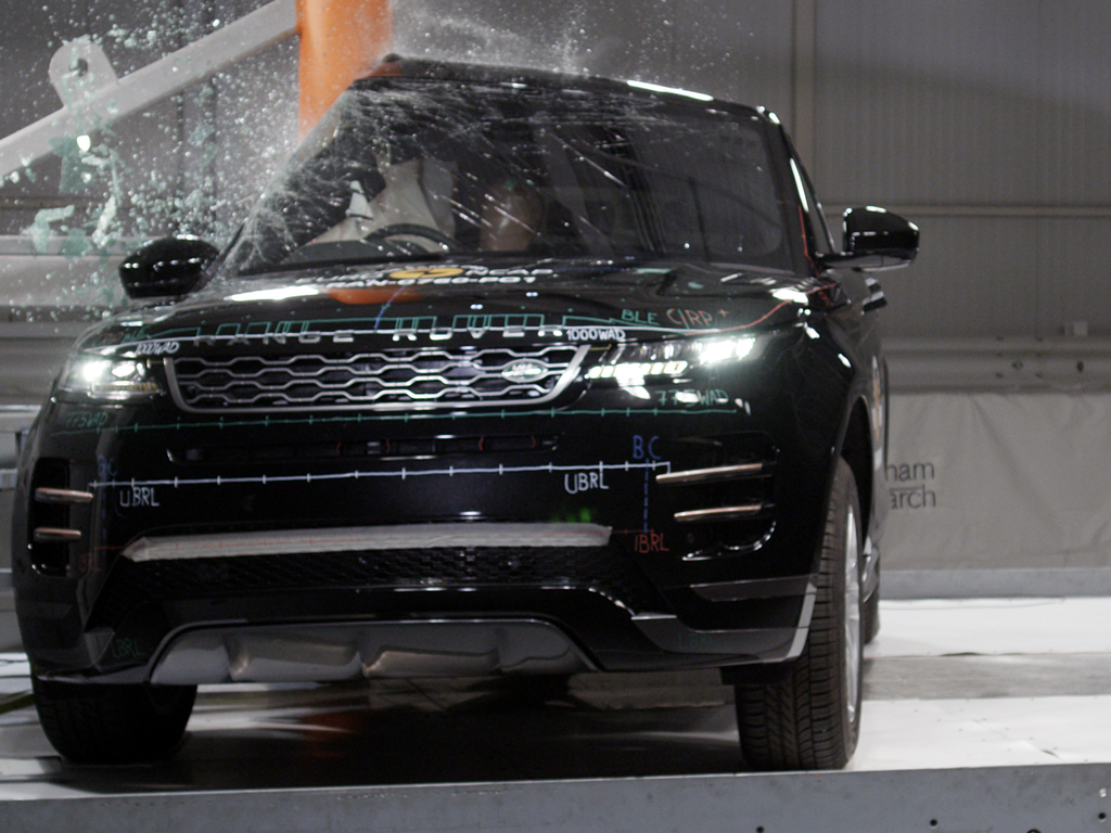 Land Rover Range Rover Evoque (Jun 2019 – onwards) oblique pole test at 32km/h