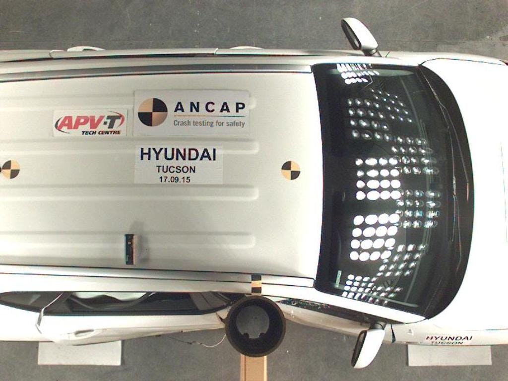 Hyundai Tucson (August 2015 - onwards) pole test at 29km/h