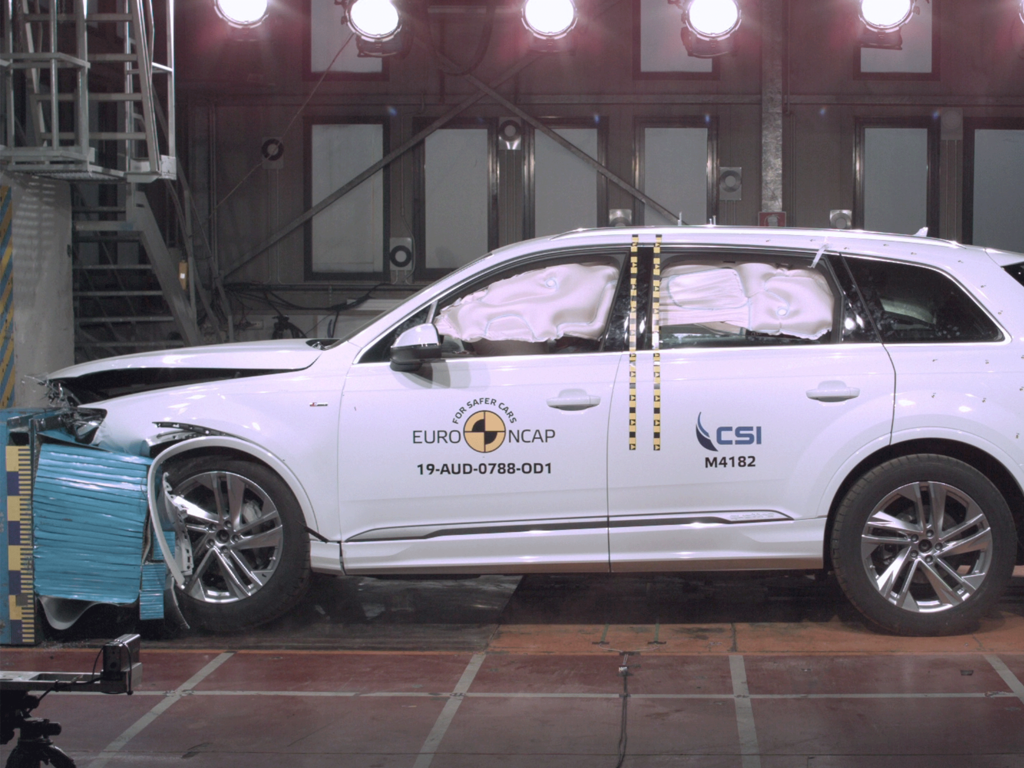 Audi Q7 (Apr 2020 – onwards) frontal offset test at 64km/h