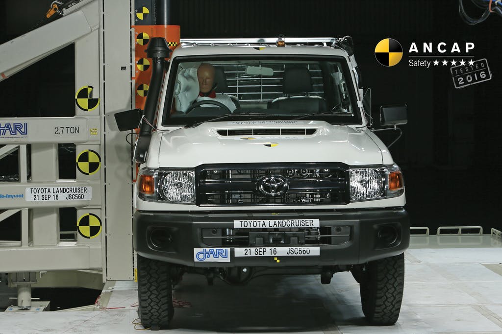 Toyota Landcruiser 70 Single Cab Chassis (Sep 2016 – onwards) pole test at 29km/h
