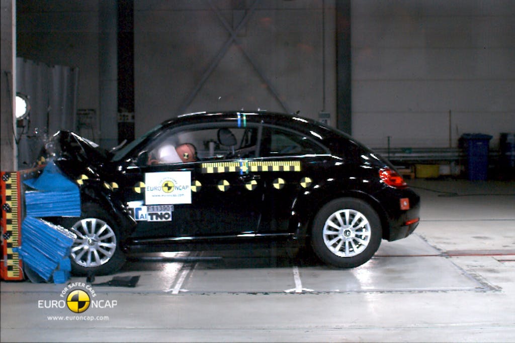Volkswagen Beetle (2013-onward) frontal offset test at 64km/h