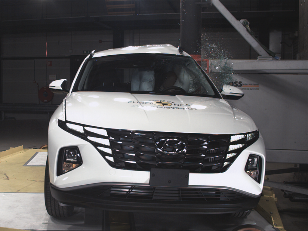 Hyundai Tucson (May 2021 – onwards) oblique pole test at 32km/h