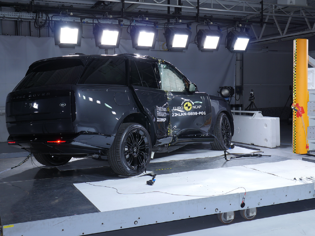 Land Rover Range Rover (Oct 2021 – onwards) - oblique pole test at 32km/h
