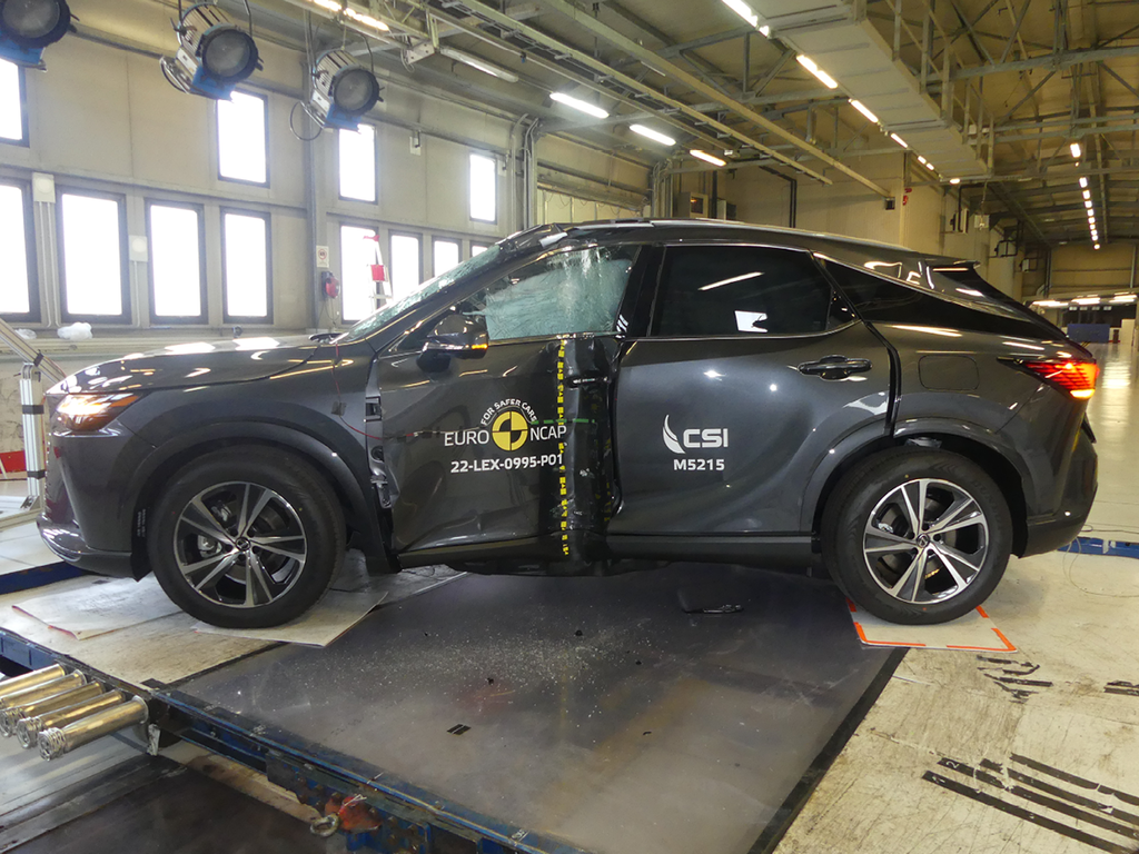 Lexus RX (Feb 2023 – onwards) - oblique pole test at 32km/h