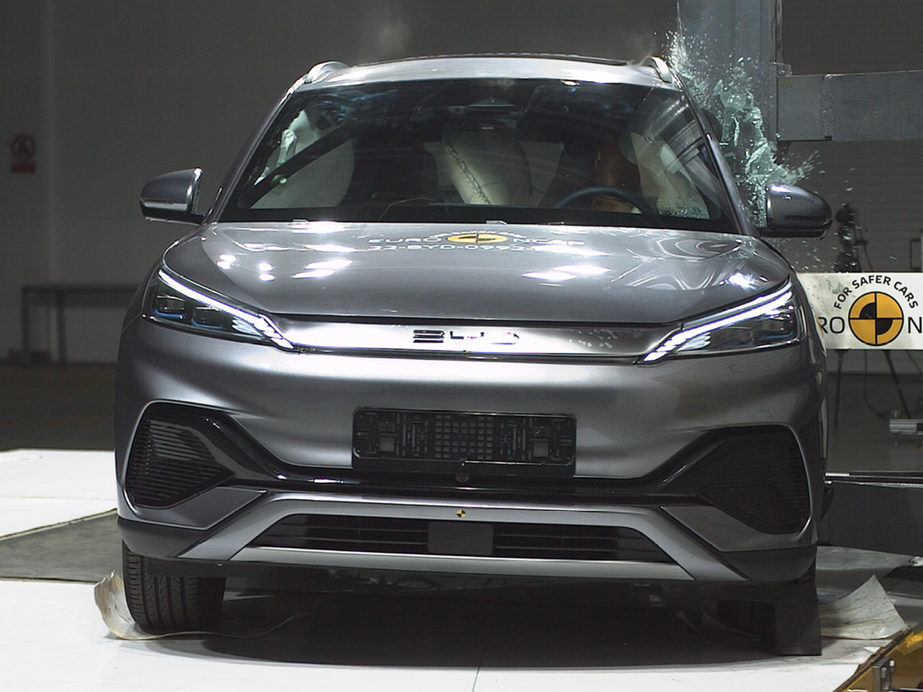 BYD ATTO 3 (Jul 2022 – onwards) - oblique pole test at 32km/h