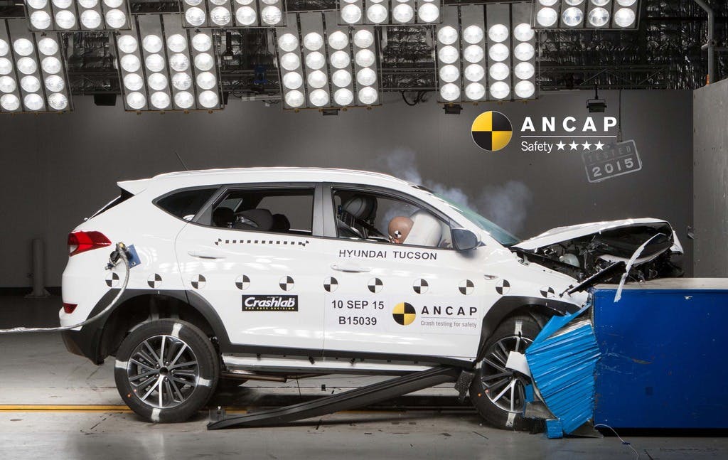 Hyundai Tucson (August 2015 - onwards) frontal offset test at 64km/h