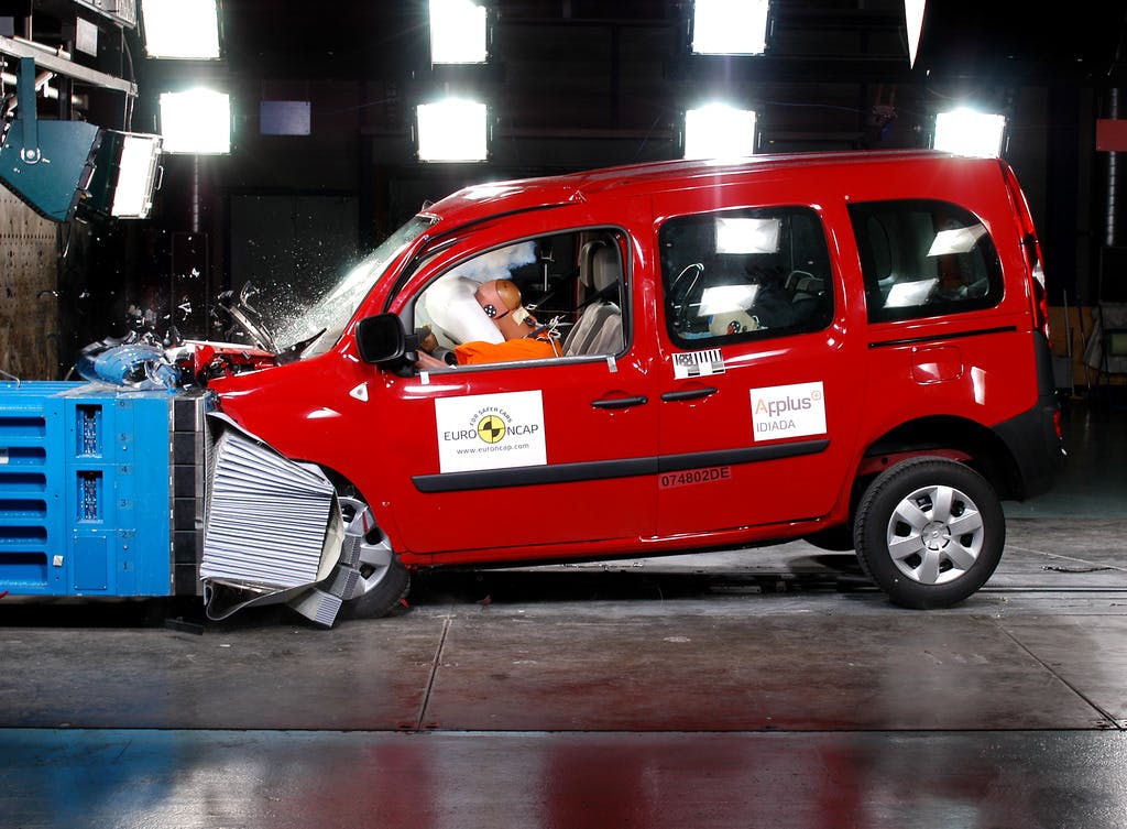 Renault Kangoo (2011-onward) frontal offset test at 64km/h