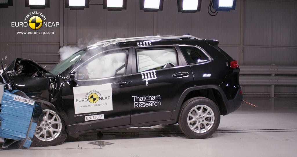 Jeep Cherokee (2014-onward) frontal offset test at 64km/h
