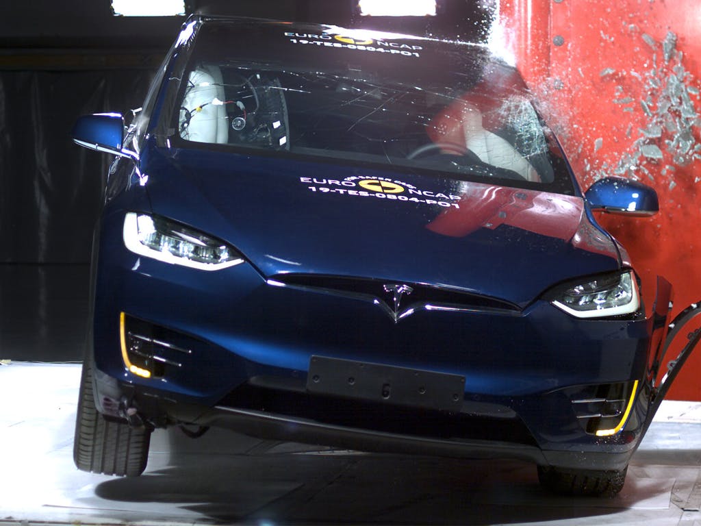 Tesla Model X (Dec 2019 – onwards) oblique pole test at 32km/h