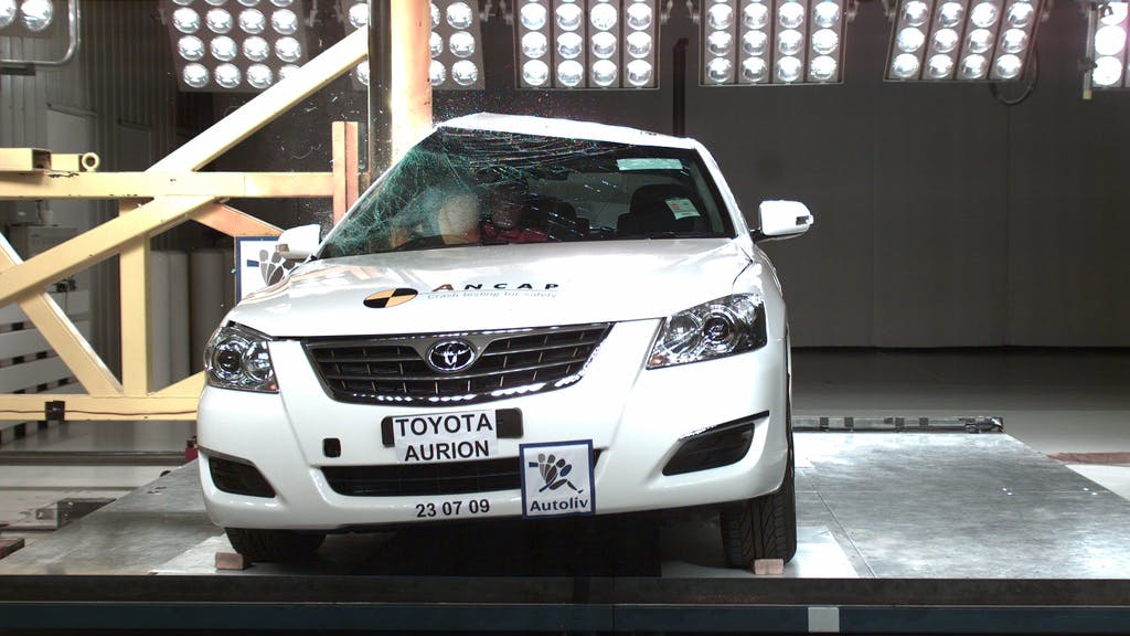 Toyota Aurion (August 2009-March 2012) pole test at 29km/h