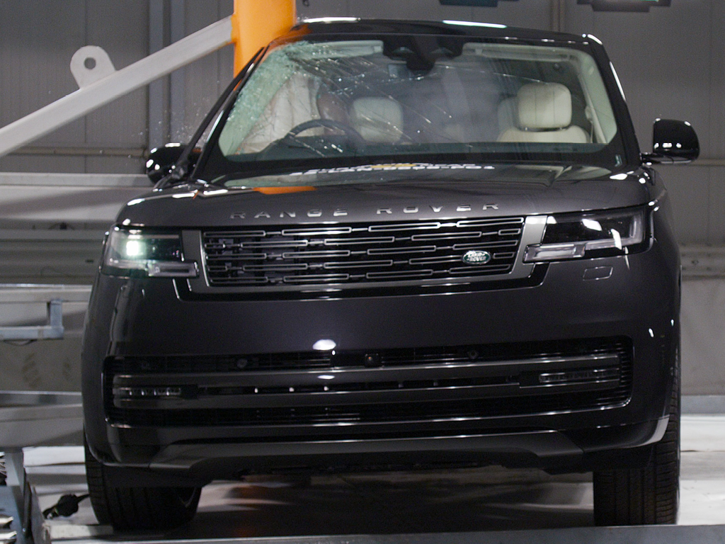 Land Rover Range Rover (Oct 2021 – onwards) - oblique pole test at 32km/h
