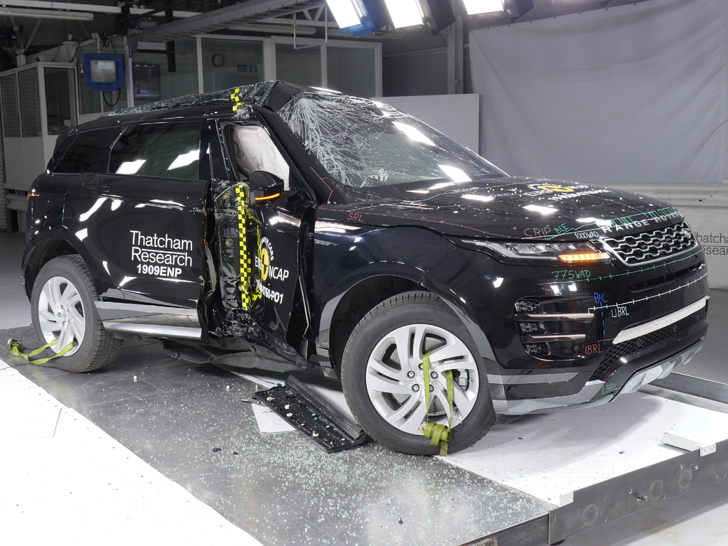 Land Rover Range Rover Evoque (Jun 2019 – onwards) oblique pole test at 32km/h