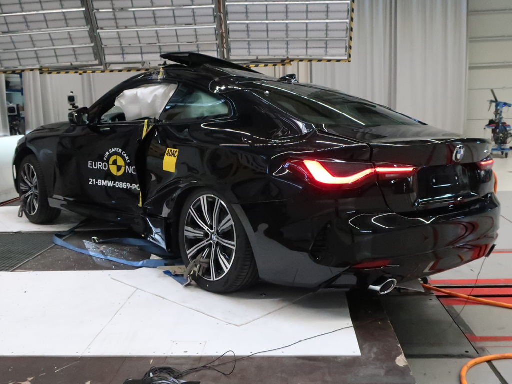 BMW 4 Series Coupe (Oct 2020 – onwards) oblique pole test at 32km/h