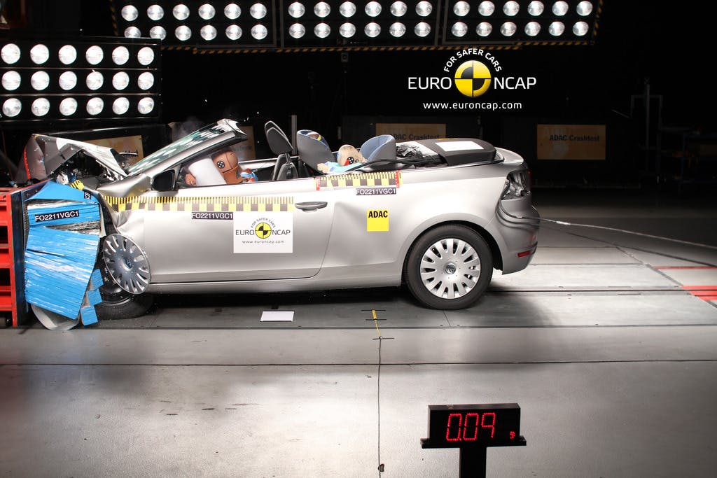Volkswagen Golf Cabriolet (2011-onward) frontal offset test at 64km/h