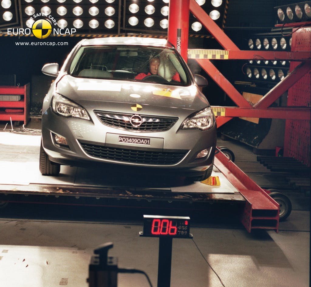 Opel Astra (2012-2014) pole test at 29km/h