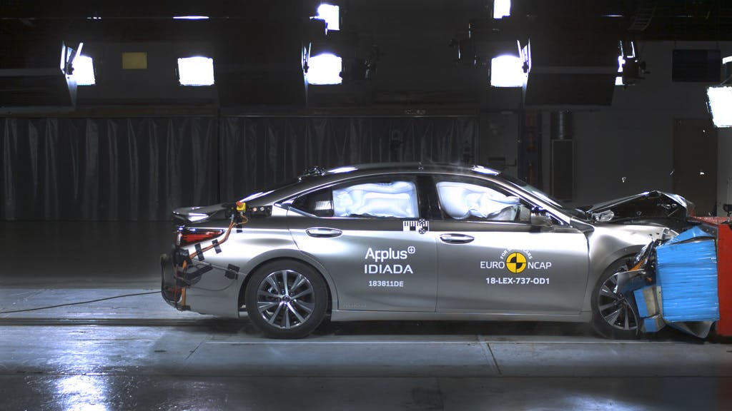 Lexus ES300h (Sep 2018 – onwards) frontal offset test at 64km/h