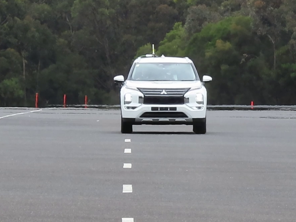 Mitsubishi Outlander (Oct 2021 – onwards) - lane support system testing